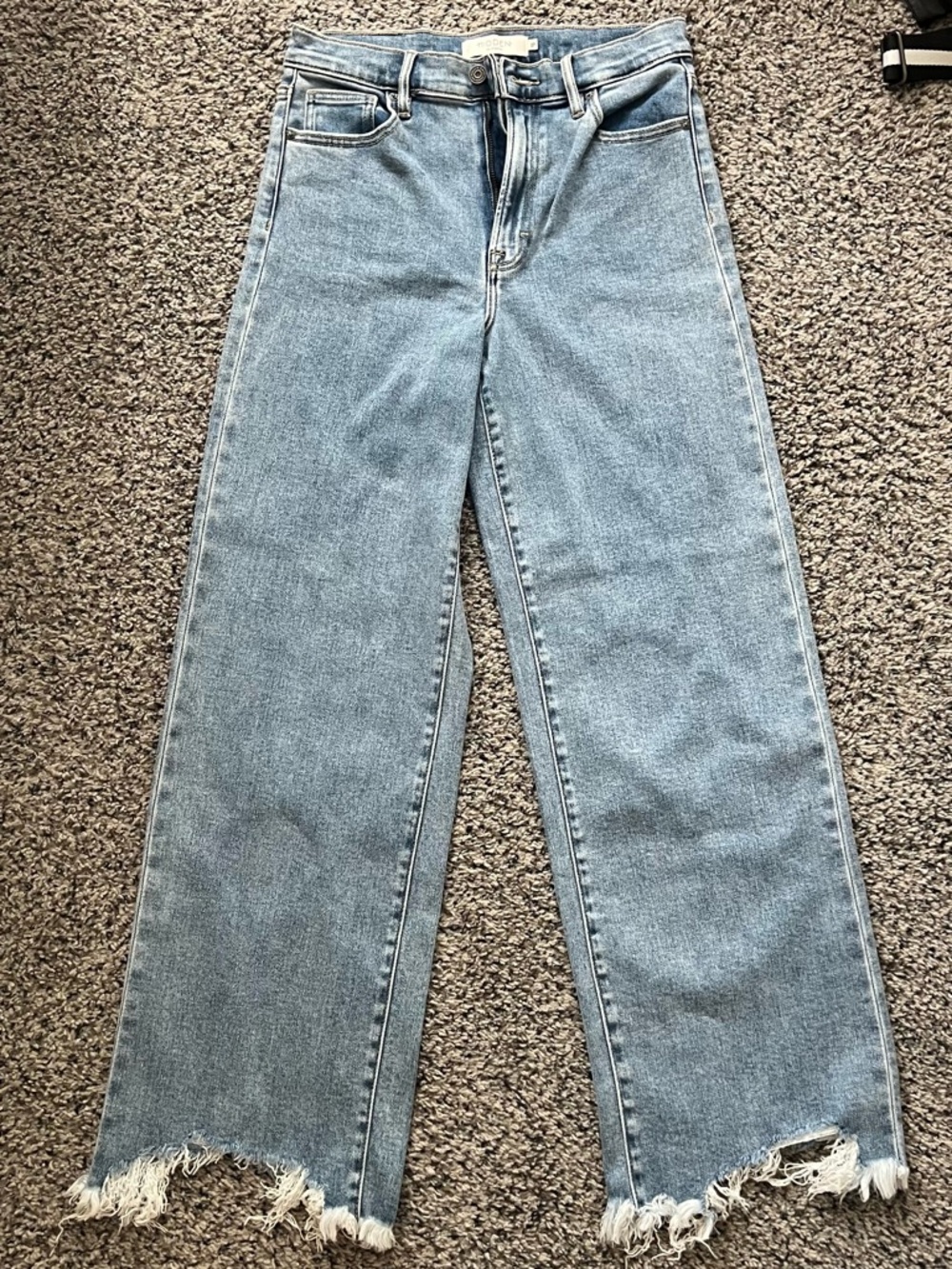 Wide-Leg Ankle Jeans in Light Blue with Frayed Hem